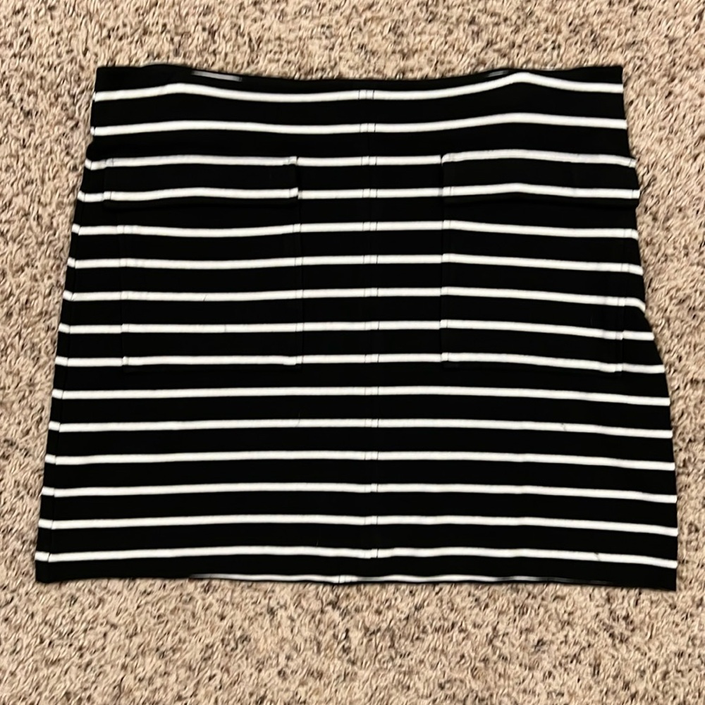Banana Republic size 14 black and white striped skirt side zipper front pockets